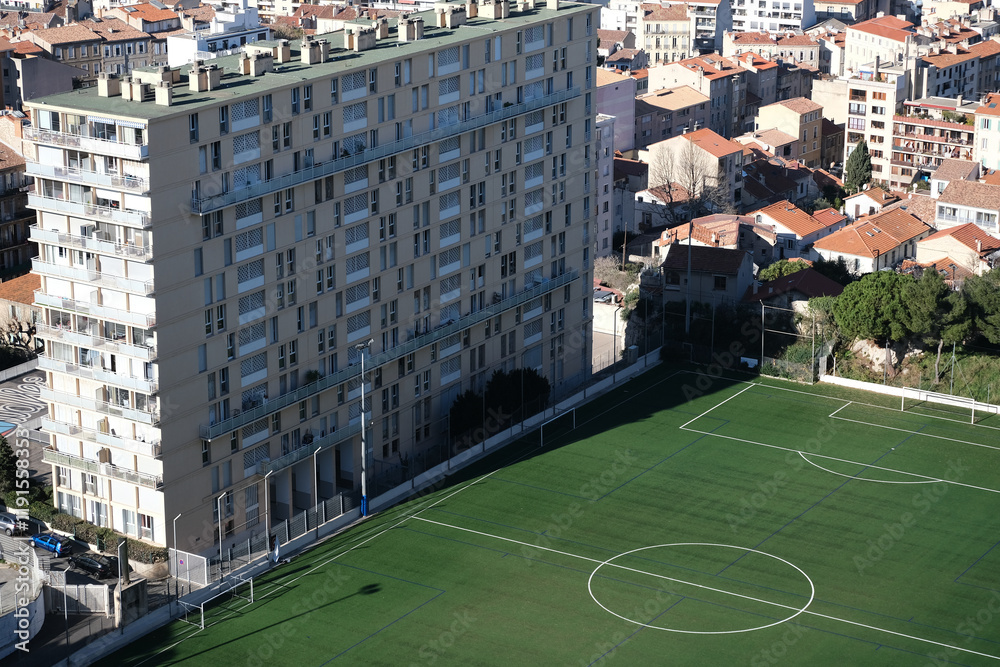 vista campo de futebol prédios modernos marselha frança cidade le cobusier modernismo