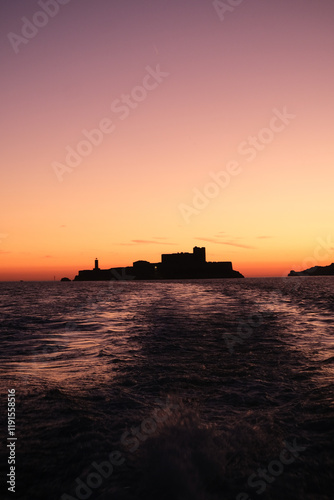 Obraz na płótnie por do sol mar barco azul marselha frança w salonie