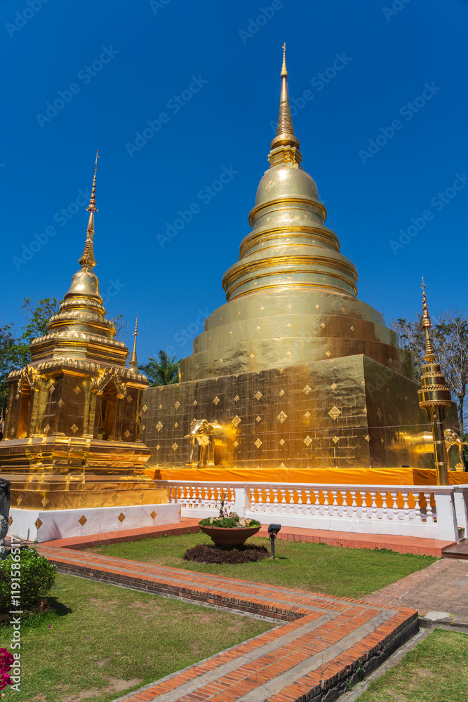 Fototapeta premium Wat Chedi Luang in Thailand