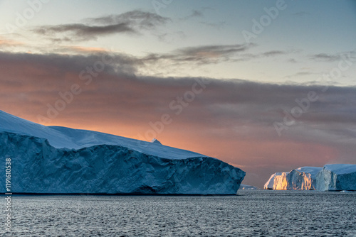 Eisberge im Ilulissat Eisfjord, Grönland photo