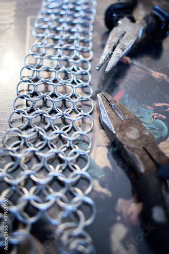 Fabrication artisanale d’une cotte de mailles en métal