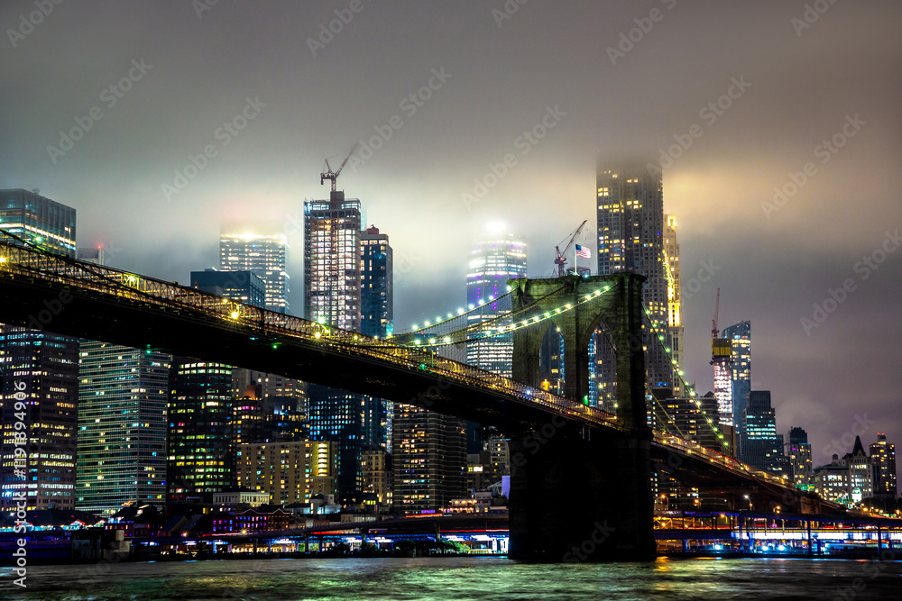 Fototapeta premium Brooklyn Bridge and Manhattan at night