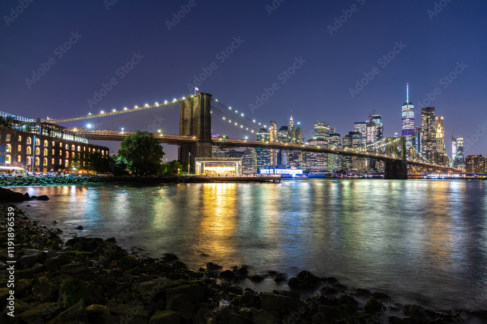 Fototapeta premium Brooklyn Bridge and Manhattan at night