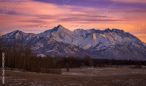 Fotografie Sunset over Matanuska Peak in Palmer, Alaska