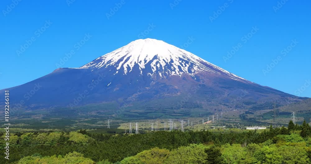 Mount Fuji, a sacred site and source of artistic inspiration, is located about 80 kilometers southwest of Tokyo, Japan, and is one of the important symbols of Japan. Mount Fuji, a sacred site and source of artistic inspiration, is located about 80 kilometers southwest of Tokyo, Japan, and is one of the important symbols of Japan.