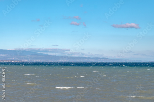 grosse bise hivernale  sur le lac Léman photo