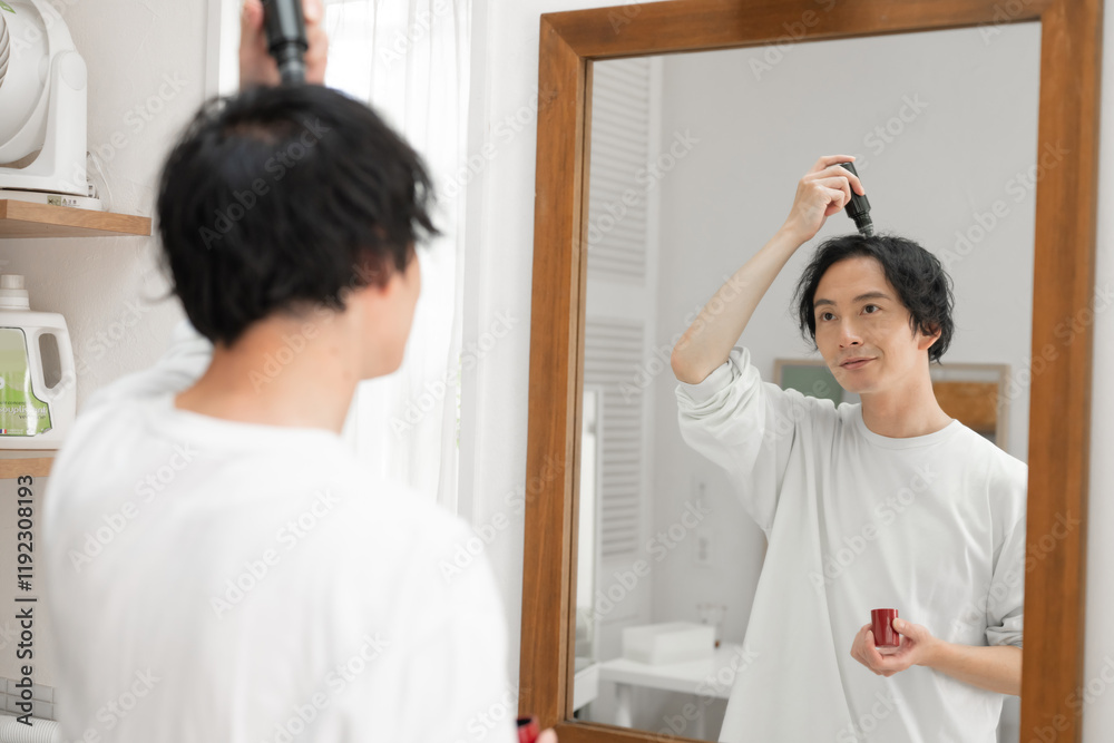 Obraz premium ヘアケアをする男性