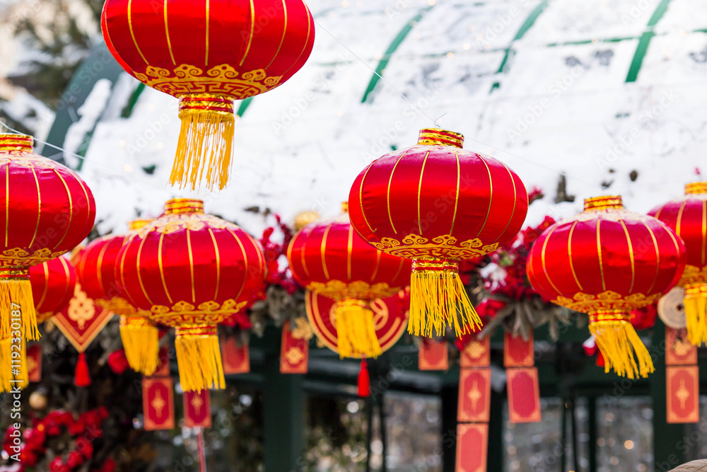 Naklejka premium Chinese red Christmas lanterns on Tverskaya Street in Moscow. Close-up. The first ever meeting of the Chinese New Year 2024 in Moscow.