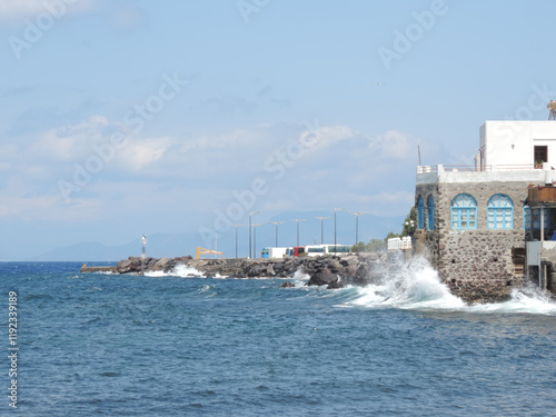 Die Ägäis brandet an die Küste von Nisyros, Griechenland photo