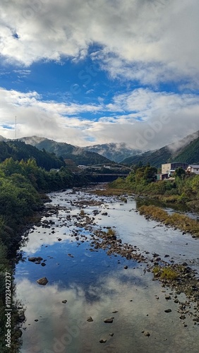 美しき鏡のような川の自然の風景