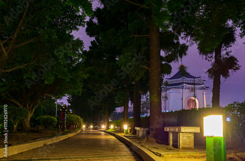 Obraz na płótnie Night view of the garden of Chiang Kai-shek Memorial Hall w salonie