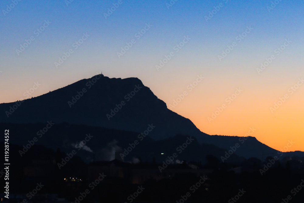 Obraz premium Sainte Victoire mountain in the light of a winter morning