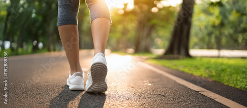 公園でウォーキングをしている女性の足（Woman's legs walking in the park）

