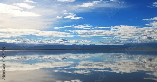 Chaka Salt Lake is surrounded by snow-capped mountains, and the calm surface of the lake is like a mirror, reflecting the beautiful and intoxicating sky scenery, known as 