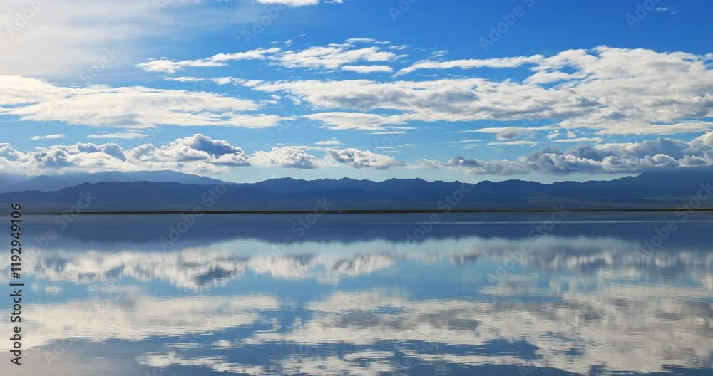 Chaka Salt Lake is surrounded by snow-capped mountains, and the calm surface of the lake is like a mirror, reflecting the beautiful and intoxicating sky scenery, known as Chaka Salt Lake is surrounded by snow-capped mountains, and the calm surface of the lake is like a mirror, reflecting the beautiful and intoxicating sky scenery, known as