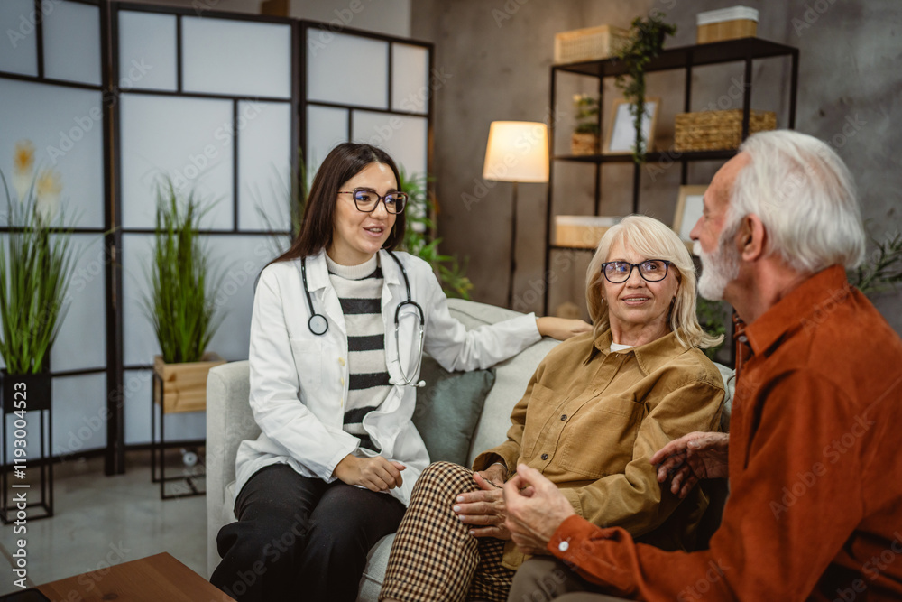Obraz premium woman doctor visit senior couple and have consultation about health