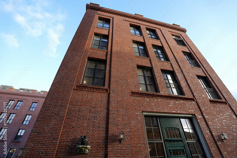 Obraz premium Sanierte Fassade aus Backstein eines ehemaligen Getreidespeicher im Hafenviertel oder Hansaviertel am Binnenhafen am Kreativkai am Dortmund-Ems-Kanal in Münster in Westfalen im Münsterland