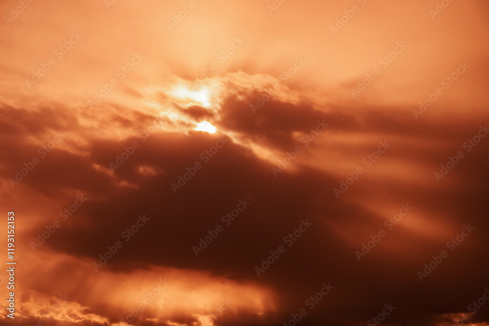 Obraz premium 夕陽で赤く輝く雲