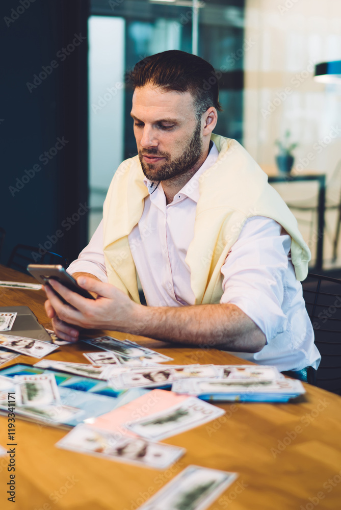 Φωτογραφία Caucasian male investor in smart casual wear sitting at coworking table with mod