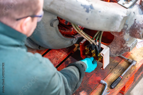 Un moteur électrique est en train d'être réparé dans un atelier photo