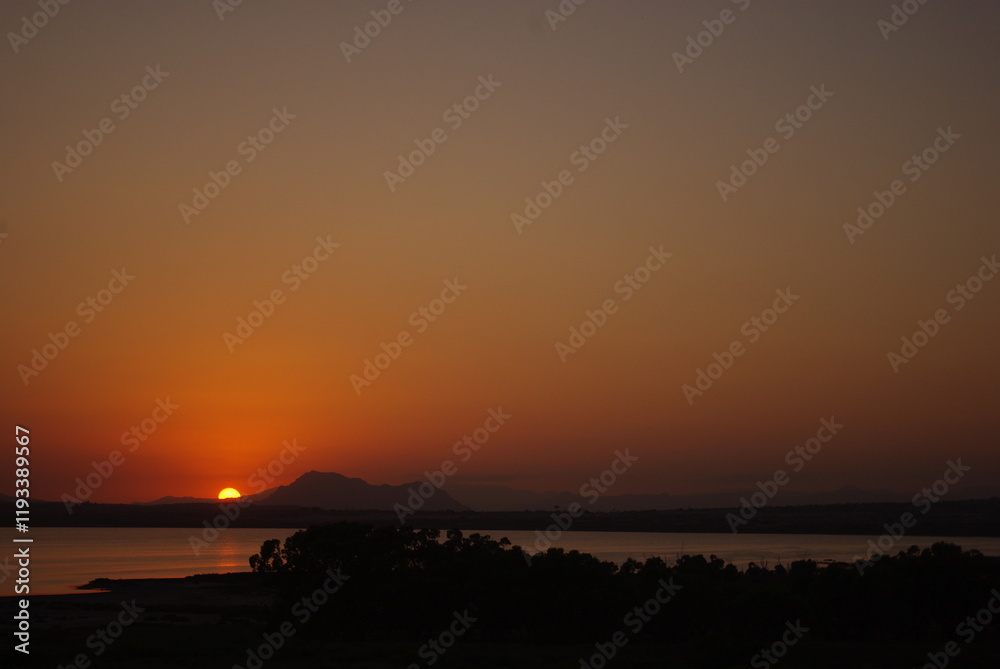 Paisaje con puesta de Sol por el parque natural y laguna de la Mata en Torrevieja. Alicante. España Paisaje con puesta de Sol por el parque natural y laguna de la Mata en Torrevieja. Alicante. España