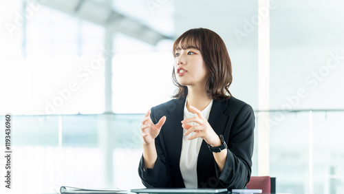 ミーティングで発言する女性・ビジネスウーマン