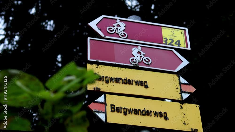 bergwanderweg schilder in der schweiz 4k 25fps video