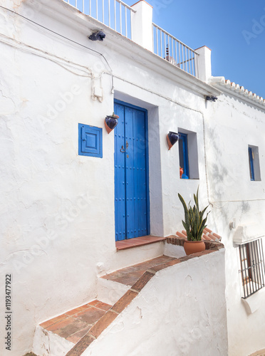 Frigiliana is distinctively Moorish in appearance, with the old quarter made up of narrow, winding, cobblestone streets full of small shops, tapas bars and restaurants well worth exploring