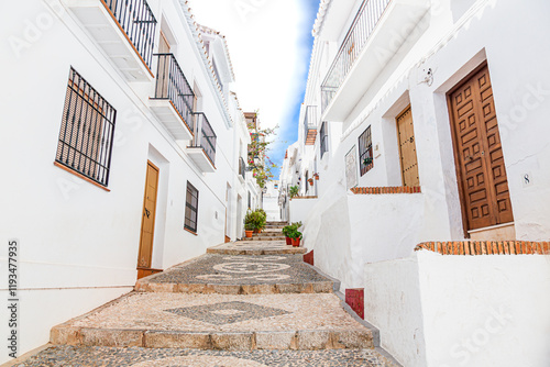 Frigiliana is distinctively Moorish in appearance, with the old quarter made up of narrow, winding, cobblestone streets full of small shops, tapas bars and restaurants well worth exploring