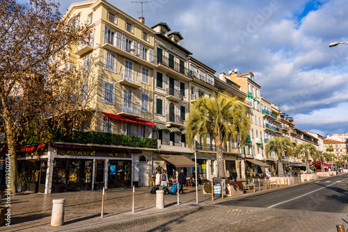 Fototapeta Naklejka Na Ścianę i Meble -  Dans les rues de Cannes , ville du Festival , sur la Côte d'Azur en France