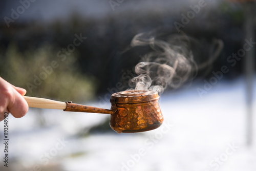 Weihrauch tritt beim Ausräuchern aus der Räucherpfanne