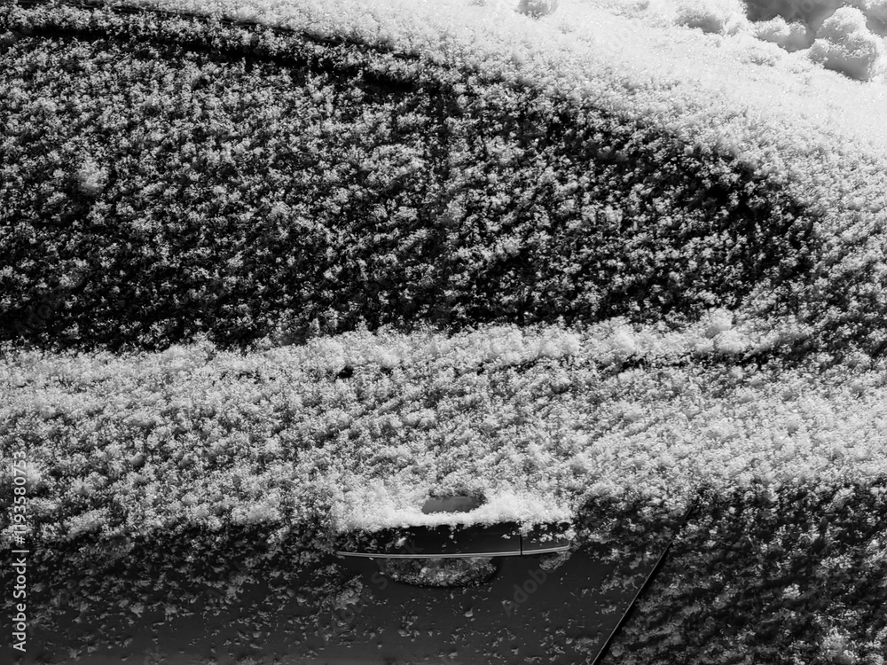 Obraz premium Frozen Ride: Snow-Covered Vehicle in Winter