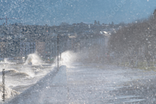 Grosse bise hivernale et embrun sur les quai de Genève