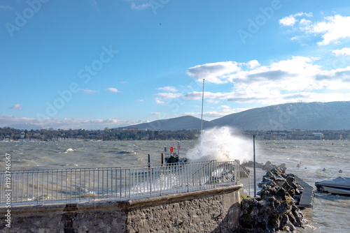Grosse bise hivernale sur les quai de Genève