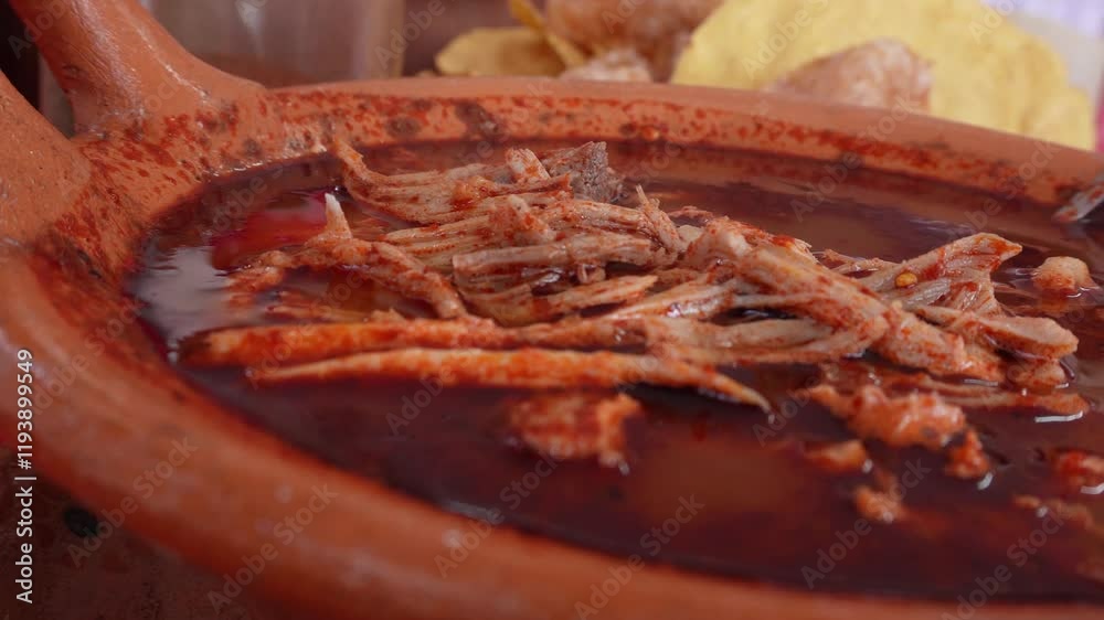 Acercamiento a plato de pozole rojo con carne de cerdo comida típica mexicana