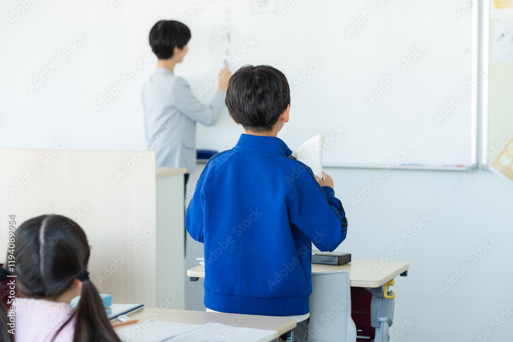 Obraz premium 教室で授業を受ける小学生 撮影協力：学校法人電波学園 東京電子専門学校