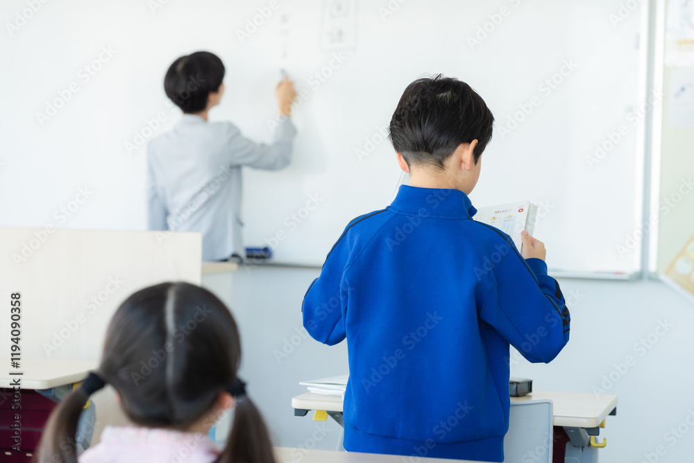 Obraz premium 教室で授業を受ける小学生 撮影協力：学校法人電波学園 東京電子専門学校