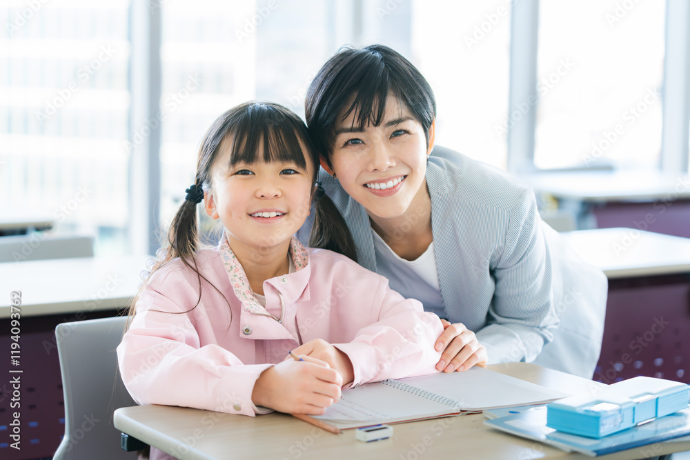 教室で勉強する小学生と先生 撮影協力:学校法人電波学園 東京電子専門学校 教室で勉強する小学生と先生 撮影協力:学校法人電波学園 東京電子専門学校