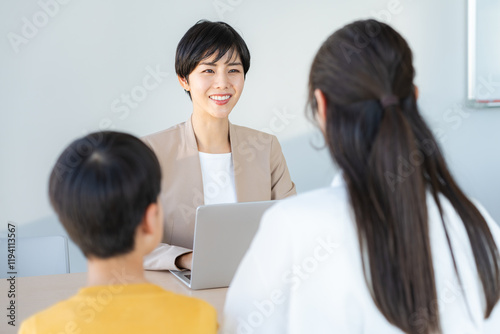 面談する親子と先生　撮影協力：学校法人電波学園　東京電子専門学校 photo