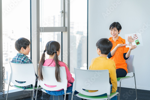 英語を学習する児童　撮影協力：学校法人電波学園　東京電子専門学校 photo