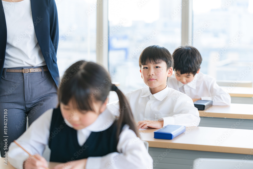 テストを受ける児童　撮影協力：学校法人電波学園　東京電子専門学校