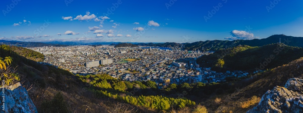 Φωτογραφία 2025年1月初旬、高見山の山頂から、晴天の高知市全景