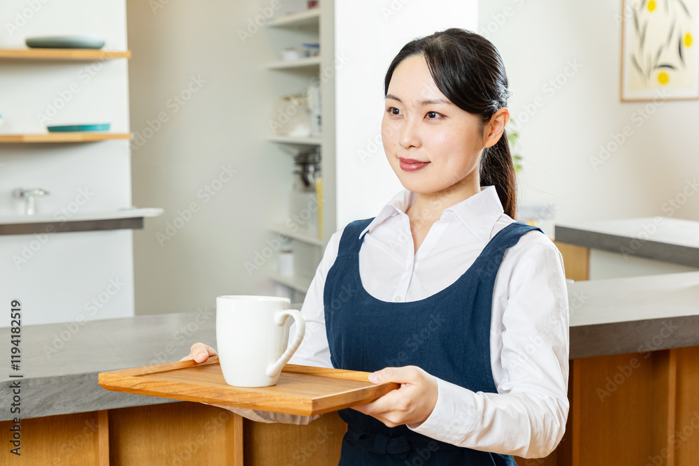 コーヒーを運ぶアジア人女性店員03 コーヒーを運ぶアジア人女性店員03