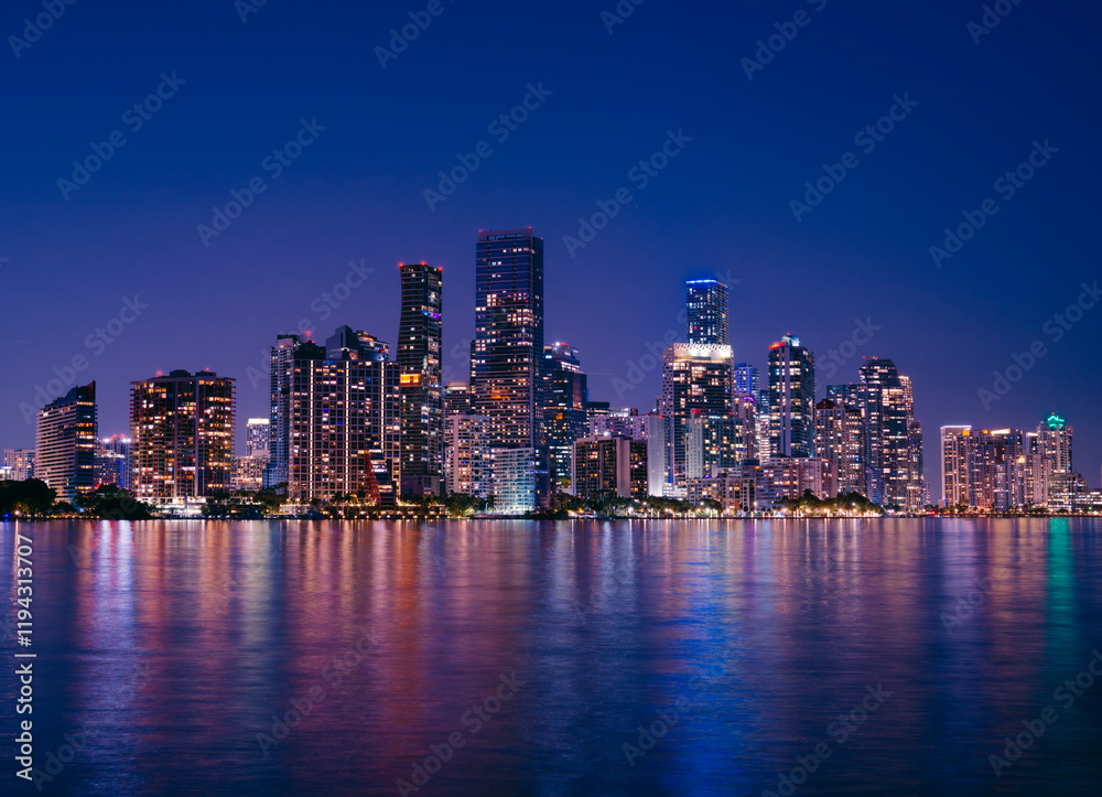 Obraz premium city skyline at night new beautiful reflection miami 