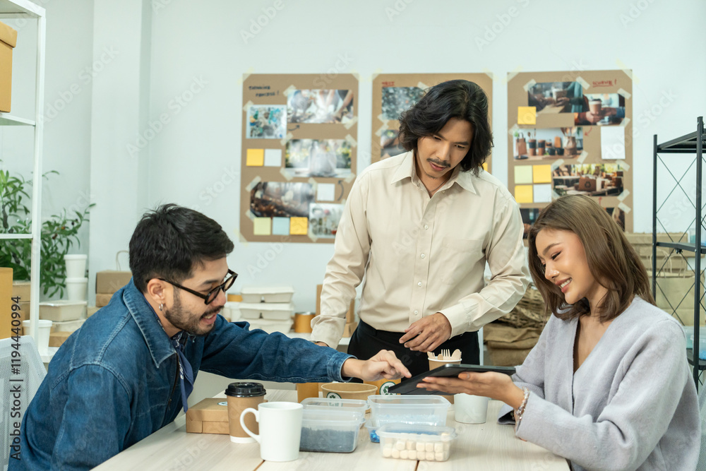 Obraz premium Creative team collaborating on eco-friendly packaging ideas in modern workspace for sustainable product innovation
