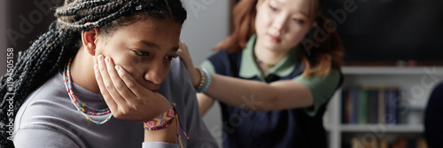Foto Header style image of Black teenage girl crying during support group session wit