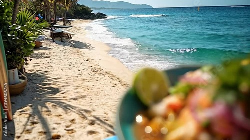 Plato de ceviche de pescado con vegetales servido en la playa