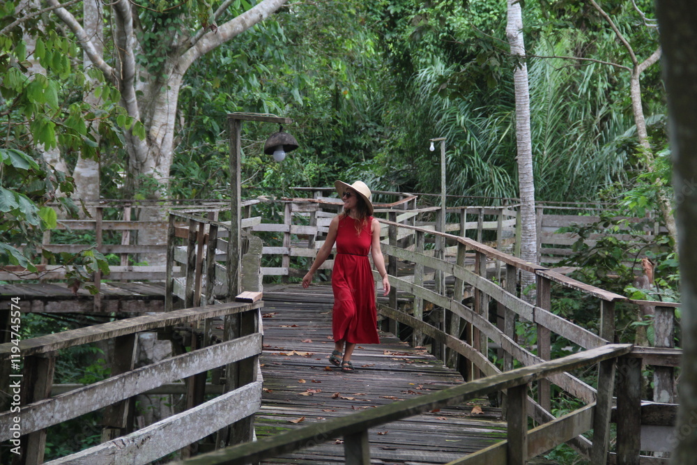 mulher em palafitas de hotel de selva em guarajá-mirim, rondonia mulher em palafitas de hotel de selva em guarajá-mirim, rondonia