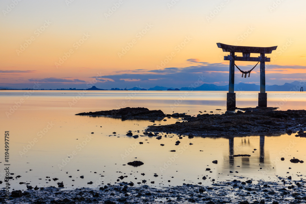 日没後の冬の永尾剱神社の鳥居 干潮時 熊本県宇城市 Torii of Einoo Tsurugi Shrine in winter after sunset. At low tide. Kumamoto Pref, Uki City. 日没後の冬の永尾剱神社の鳥居 干潮時 熊本県宇城市 Torii of Einoo Tsurugi Shrine in winter after sunset. At low tide. Kumamoto Pref, Uki City.