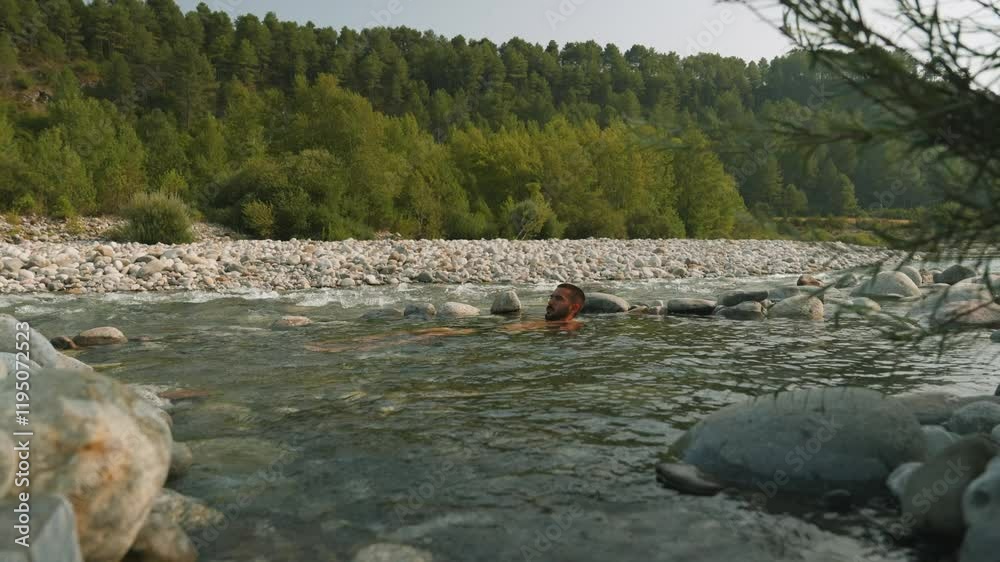 Hombre bañándose en piscina natural del río Hombre bañándose en piscina natural del río